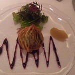 レストラン ヒロミチ - 温かい前菜：ブータンノワールのカリカリポテト包み、バニュルスキャラメルとリンゴのピューレ