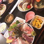 一歩 - ミニ海せん丼定食　　1,950円（税込）
            圧巻のボリュームとクオリティーの高さ