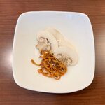  きのこ鍋＆きのこ料理専門店 何鮮菇 - キノコ鍋 ¥980 のマッシュルーム、冬虫夏草