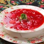 ロシア料理レストラン・バー　ニーナ - 自慢のボルシチ　950円★たっぷり野菜の紅色煮込みスープ♪鉄分・ビタミンＥもたっぷり！サワークリームが決め手です♪