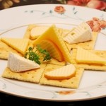 ロシア料理レストラン・バー　ニーナ - チーズの盛り合わせ　1200円
