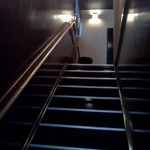 鶏料理・水炊きのお店 シリウス - 階段を上ります