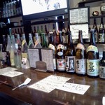 鶏料理・水炊きのお店 シリウス - カウンターの酒たち