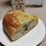 石窯パン工房コムギノホシ - 4種のチーズフランス(ハーフ)¥190