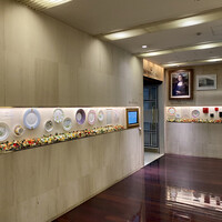 モナリザ 丸の内店 - 入り口のアプローチにもお皿いっぱい！