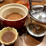 アジアン マルシェ - 杏のソースとアンチョビソースかけて唐辛子もね〜