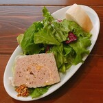 ラ・ボッテガイア - 田舎風パテとグリーンサラダ、フォカッチャ付