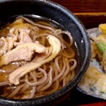 そば処 一庵 - 冷たい鳥入りスープは冷たい肉そばにも…。食べ方自由 (^^)v