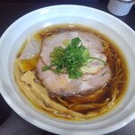 麺や hide - 鶏の中華そば　貝出汁と共に　山椒菜添え