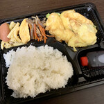Yakitori Miki - 鶏天弁当(¥500)
                        新たに加わったレギュラーメニュー。ささみの天ぷらが四つにちくわ天が二つ、玉ねぎ天ぷら一つでボリュームは十分！日替りの海老天盛合せ弁当同様、天つゆが付いているのが嬉しい。
