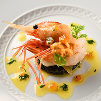 レモンと実山椒を利かせた冷静イカ墨リゾット 魚介のマリネ添え