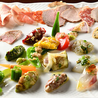 様々な前菜の盛り合せ