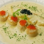 ロシア料理レストラン・バー　ニーナ - 白身魚と帆立のクリームソースイクラ添え　2400円