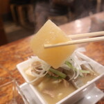 酔ってけ - もつ煮込み豆腐に入っている大根