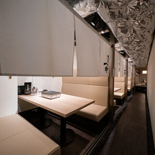 [半個室有り]白が基調の洗練空間は様々なシーンでも。