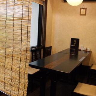 店内のお席の間には【コロナ対策】として、仕切りを置いております。