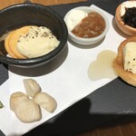 日本酒原価酒蔵 -  日本酒に合うチーズ盛り合わせ　690円