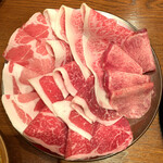 もん善別館 - 黒毛和牛と鹿児島産黒豚の絢爛豪華なお肉の盛り合わせです‼️d(^_^o)
            写真右上から時計回りの順に、
            サーロイン、タン、外もも、内もも、クラシタロース、豚ロース、豚肩ロース、コウネになります。
            
            