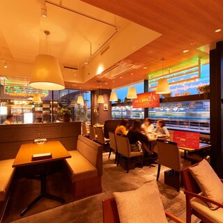 大きな窓からあふれる陽の光、夜景もきらびやかな美しい空間