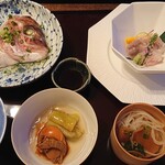 都わすれ - 右から時計回りに、稲庭うどん、焼き茄子と帆立の出汁餡かけ、ワラビの香味和え、真鯛のかぶと酒蒸し、本日の造り(真鯛、平目の昆布締めと縁側)