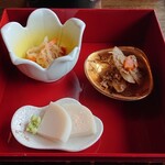 都わすれ - 切り干し大根、鶏ひき肉と牛蒡の炒め煮、板わさ。このカマボコは本物！