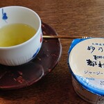 都わすれ - 煎茶とヨーグルト(花立牧場ミルジーの製品)。この他にスイカと野菜サラダも付きました。