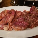 あさひ食堂 - 赤肉盛合せ(人気メニュー,A5和牛切り落とし,つらみ,はらみ,豚かしら)(1800円)の一部