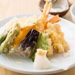 Unase - 天ぷら盛り合わせ、鰻が嫌いな方でも気軽に当店をご利用頂きたい