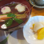 一松寿司 - エビ出汁のお吸い物、コリンキーと大根の浅漬け