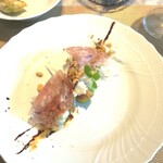 La Brianza - フェンネルとフィノッキオーナのサラダ仕立て、グリーンいちじくやグリンピースのペーストや添えられたおしゃれな一皿。フェンネルの白いところのしゃきしゃき感も歯触り楽しく、素材取り合わせおいしかったです