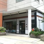 La Brianza - フロントガラスにポーズしている少年は『とび太くん』なんだそう。知っている人は知っている、滋賀県のゆるキャラ。滋賀県に行けばどこにでもいて、お土産品のキャラクターにもなっているそうです。そうだったのね～