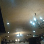Bar Espana - 天井にはシンプルながらオサレなシャンデリア