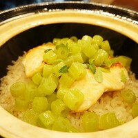 日本料理 直 - 鱒とフキの土鍋ご飯♪