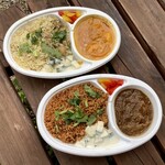 スプーンソング - エビマラバールの中辛とチキンプラオのセット 1,000円(上)とチキンコランブの中辛とチキンビリヤニのセット 1,000円(下)