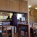 魚栄 - 店内の様子