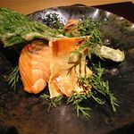 神保町 傳 - 「マスノスケ」マスの燻し焼き、湯葉、人参の葉とコシアブラ