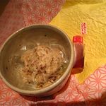 神保町 傳 - 中は黒蜜付きのアイスクリームでした