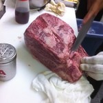 食彩和牛しげ吉 - リブロースブロック　カッティング中