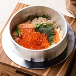 Crab and salmon roe Kamameshi (rice cooked in a pot)