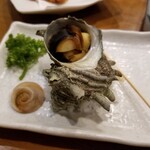 蔵元の酒と直送の魚 さかまる - サザエ壺焼き。