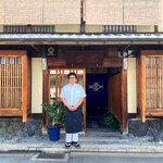 料理旅宿 井筒安 - 七代目当主井筒さんと旅館の外観