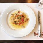 上野精養軒 3153店 - 舌平目のムニエル。パンかライスが付きます。
                                バターが薫るおしゃれな盛り付けの一品。
                                