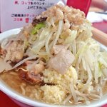 ラーメン二郎 - ラーメン(750円) 麺半分、ニンニク ヤサイ アブラマシマシ。