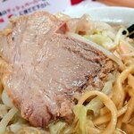 ラーメン二郎 - 豚はこれが2枚、最高。
