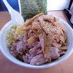 らーめん 萬亀 - 油そば(中盛りにメンマ追加トッピング）