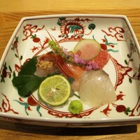 乙味 あさ井 - 本日のお造り： 生しらす、こち、子持の甘エビ、のどぐろの炙り、かくし包丁を入れた中トロ に ずいき、紫蘇の花、銀杏の葉、スダチ が綺麗に飾られています。　　　　　2020.07.25