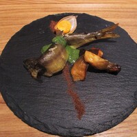 乙味 あさ井 - 泳ぎ鮎 柔らか焼き：蓼バターソースと 鰹節と醤油のパウダーが美しく飾られています。5時間ほどかけた特殊な調理法でとても柔らかにコンフィされた鮎が泳いでいるようです。　 愛知のブランドほうずき 甘くて 黄色の “鬼灯とまと” が添えられていますョ！　　　　　2020.07.25