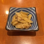 大衆酒場 もりや - お通しはごぼうのそぼろ煮