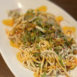 豊栄 - 細切り豆腐とパクチーの塩和え 900円