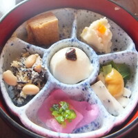 韻松亭 - 茶つぼ三段弁当